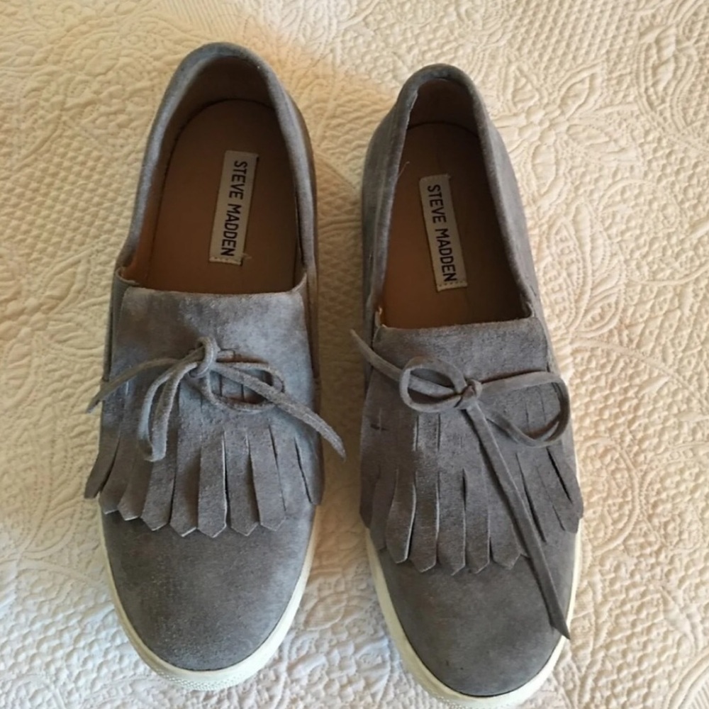 Steve Madden Eban, size 8.5 shoe, gray suede.